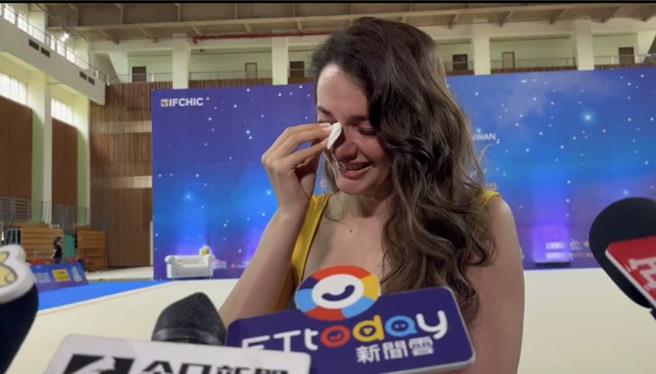 瑞莎提到乌克兰战争惨况忍不住落泪。（王思颖摄）