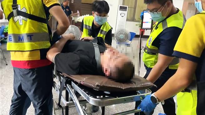 江姓男子意識清楚、左半身麻痺無知覺，送往台東醫院救治。（讀者提供／蕭嘉蕙台東傳真）