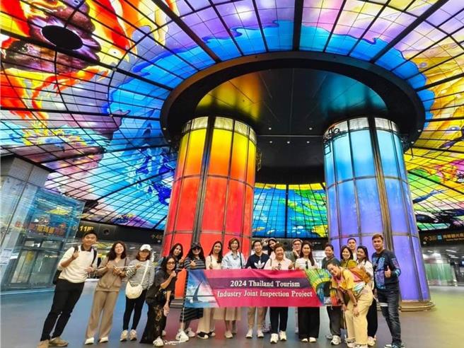 泰国旅行业者走访捷运美丽岛站知名公共艺术「光之穹顶」。（高市观光局提供）