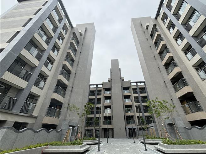 南投市青年住宅第1期45户22日将在文化局图书馆7楼公开抽籤，将抽出正取45人、备取45人。（南投县政府提供／杨静茹南投传真）