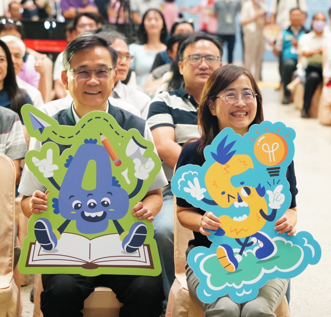 与教育局局长汤志民共同见证教育博览会的盛大开幕。(照片/台北市教育局提供)