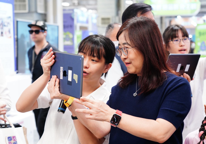 学生和林奕华有趣互动，积极参与各式精彩闯关展区。(照片/台北市教育局提供)