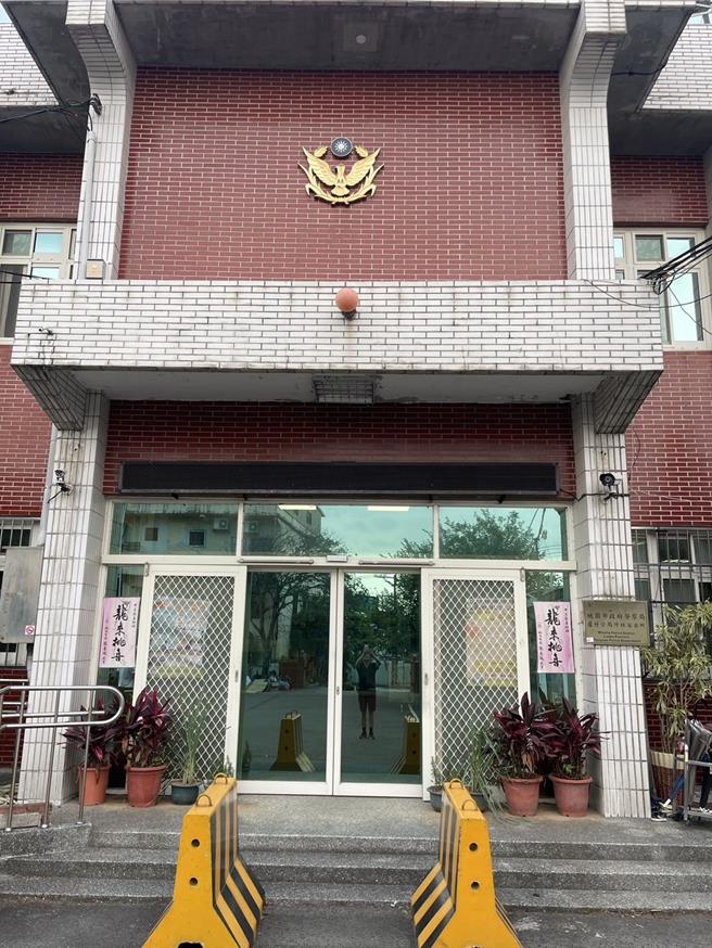 桃園市蘆竹警分局外社派出所3日接獲報案，1名工人倒臥地面，身體呈現僵硬情形，疑似中暑身亡。（姜霏攝）