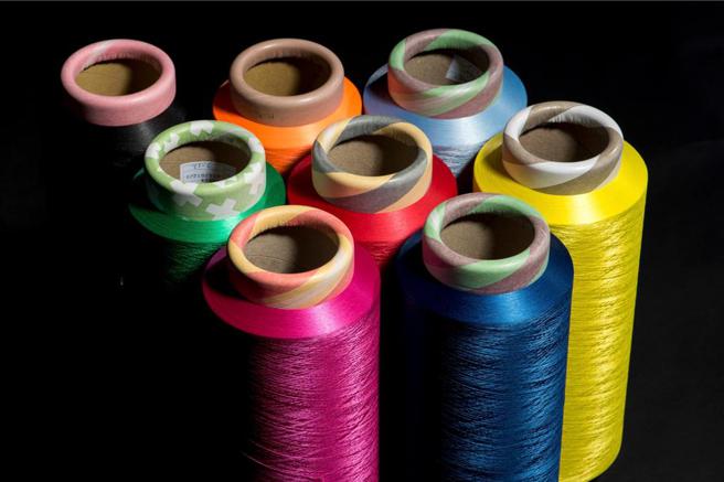 南亞Chromuch®節水染色原著色絲成為全球首家榮獲Bluesign國際認證之產業永續標竿。圖／南亞提供