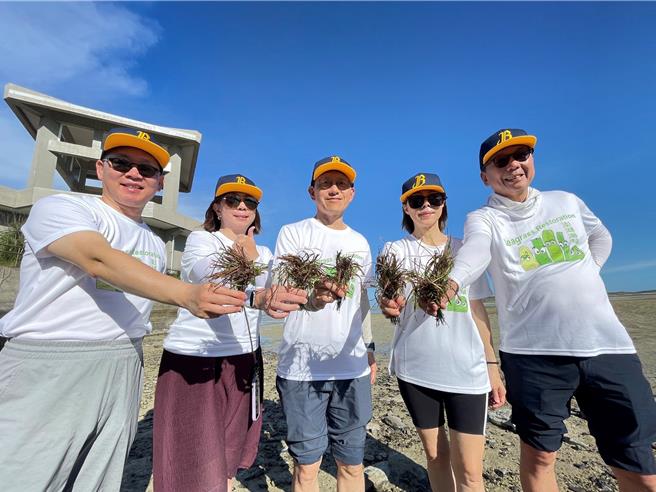 中信金控董事关注永续海洋与保育议题，前进澎湖港子社区投入海草床復育行动。（中信提供）