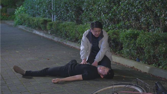 蔡佳麟路邊撿屍曾子益。（民視提供）