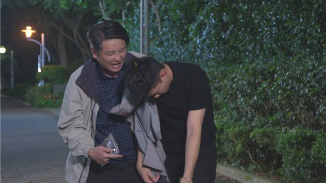 蔡佳麟路邊撿屍曾子益。（民視提供）