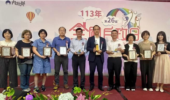 高市府1日在全國戶政日頒獎表揚典禮上，榮獲「執行人口政策措施宣導成果績效優良」、「績優戶政機關」、「績優戶政人員」及「績優戶政志願服務人員」等獎項。（高市府民政局提供／洪浩軒高雄傳真）