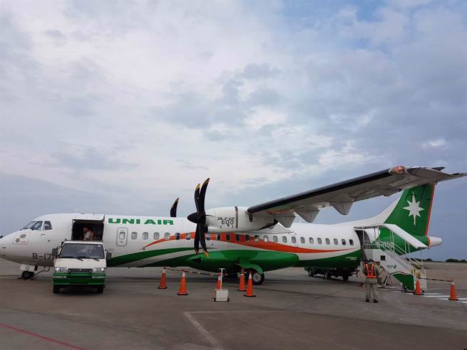 马祖南竿机场出现大陆军用无人机盘旋，干扰到班机正常起降时程，引发讨论。（示意图非当事班机／资料照／叶书宏摄）