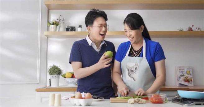 江坤俊和太太刘蔺秦。（图／TVBS提供）