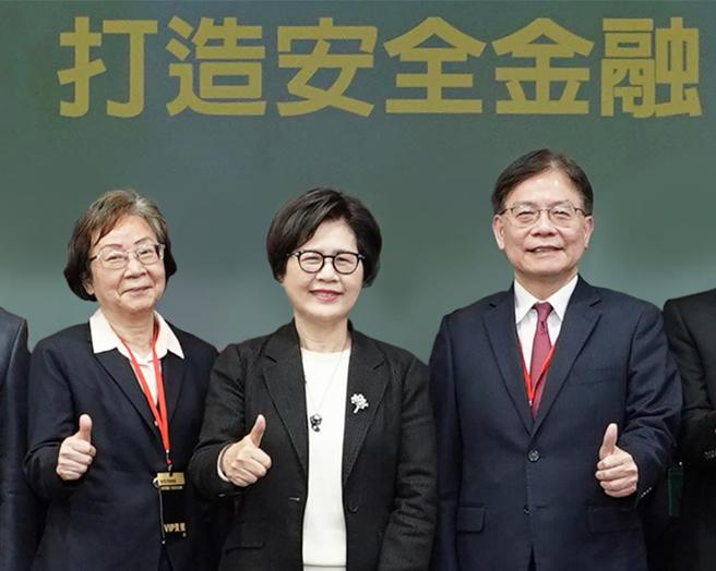 第一金控暨第一银行董事长邱月琴（中）、第一金控总经理陈芬兰（左）及第一银行总经理李嘉祥（右）日前参与「诚信金融」论坛，共同倡议落实与精进公平待客原则。 图／第一银行提供