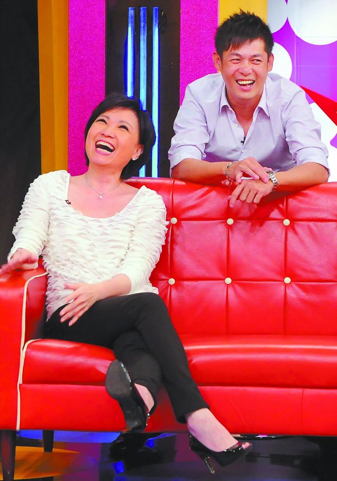 汪建民与宝妈同台录影两人开怀大笑。（图／中时资料照）