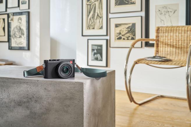 全新徠卡D-Lux 8上市，可搭配多種顏色的背帶增加個人風格。（徠卡提供／古明弘台北傳真）