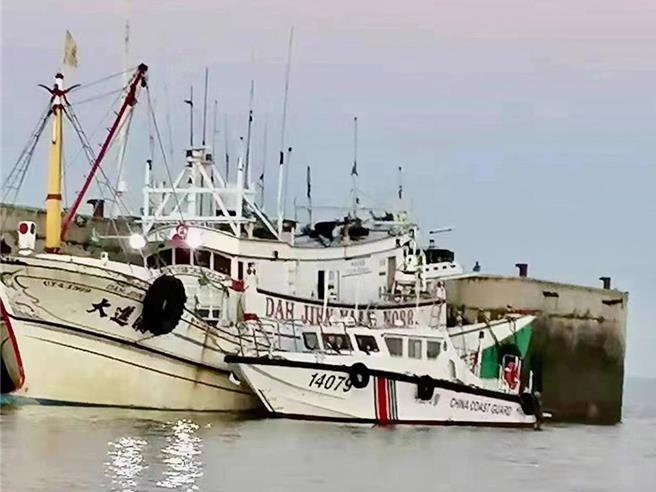 澎湖籍漁船「大進滿88號」目前被扣在大陸頭圍軍港內。（陳雙全提供／許逸民澎湖傳真）