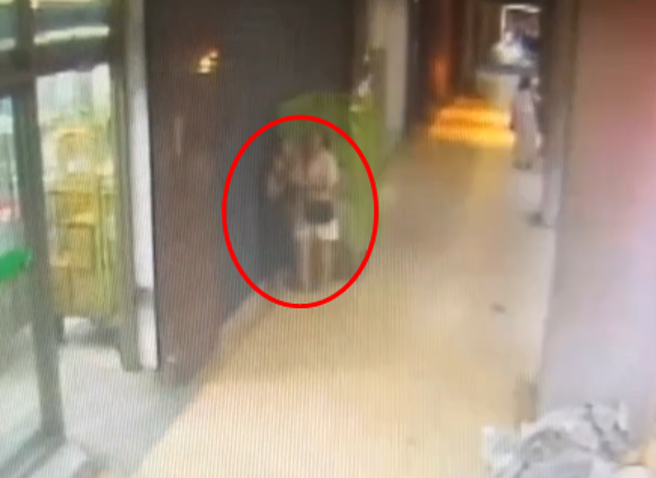 北市有婦人不滿友人背後說閒話，竟持刀找友人理論，並劃傷對方的手掌。（圖／翻攝畫面）