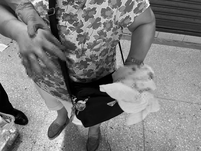 北市有婦人不滿友人背後說閒話，竟持刀找友人理論，並劃傷對方的手掌。（圖／翻攝畫面）