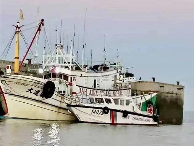 澎湖籍渔船「大进满88号」2日晚间在金门外海越界捕鱼，遭大陆海警船强行登检后带回大陆泉州围头港，海巡人员透露这种突发状况，应与「两岸协同执法」无关。(图／民眾提供)
