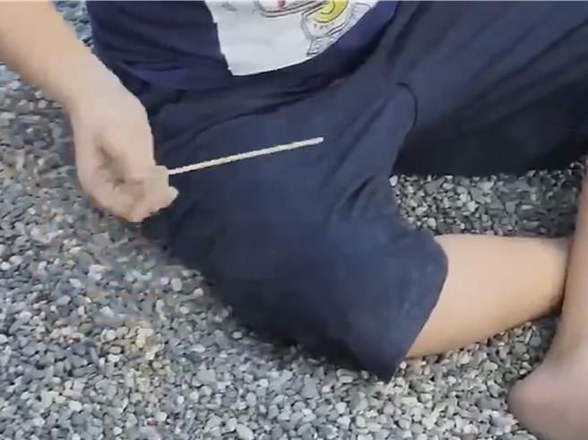 民眾日前直擊彰化市兒童公園內有男童將竹籤插入砂土區，勸導無效後，只得拍照上傳社群平台提醒大家注意。（民眾提供／孫英哲彰化傳真）