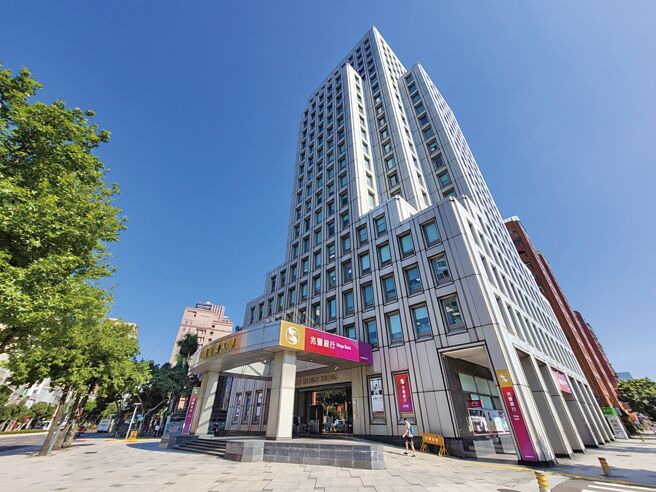 兆丰金融集团囊括国家品牌玉山奖共十四项奖项，创歷年新高。图／兆丰金提供