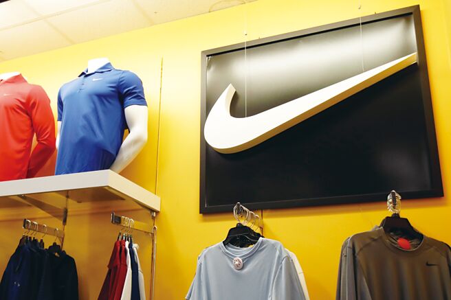 NIKE最新财报黯淡，加上对后市展望疲弱，市场预期，切入旗供应链的纺织族群，今年在NIKE下单保守下，全年营运成长挑战性较高。图／美联社