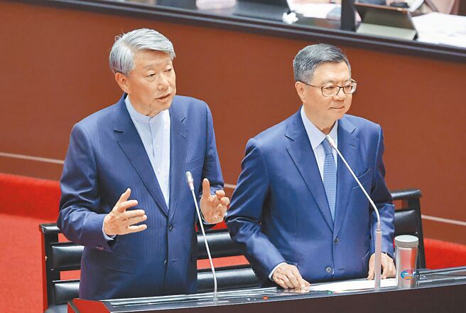 在野党下周排审修订《核管法》，让核三延役，行政院长卓荣泰（右）与经济部长郭智辉（左）2日答询均表示，尊重立法院决定。（姚志平摄）