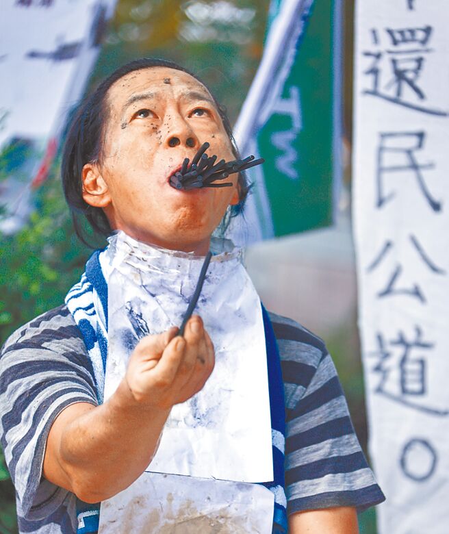 麦寮电厂1号机组延役引发广泛关注，屏东县行为艺术家曾启明2日到监察院，以行动剧表达抗议诉求。（罗永铭摄）