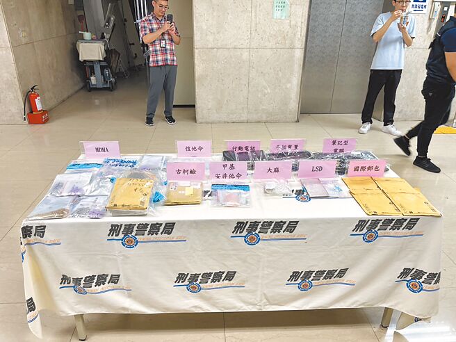 刑事局查获国际平信内，夹藏古柯碱、大麻、MDMA、LSD等各式毒品。(翻摄照片／林郁平台北传真）