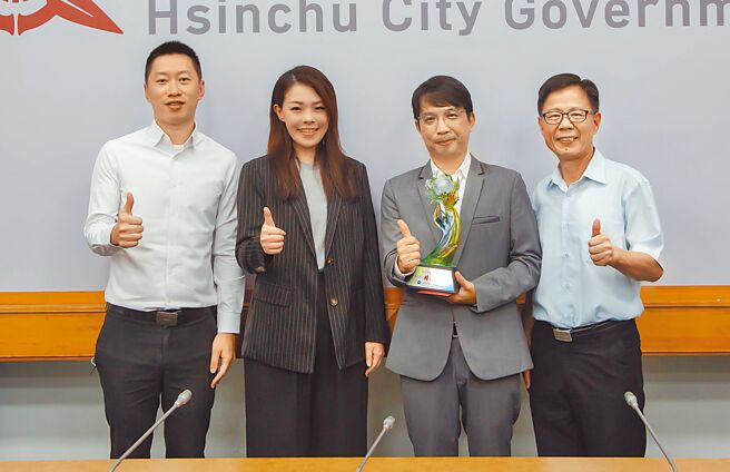 新竹市政府产业发展处副处长洪明仕（右二）荣获环境部第9届国家环境教育奖个人组特优，市长高虹安（左二）2日在市务会议上表扬。（新竹市政府提供／陈育贤新竹传真）