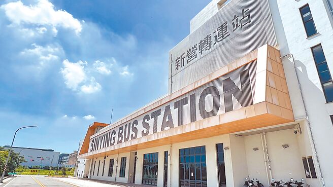 台南新營轉運站曾獲國內多個建築大獎，但即便硬體設施優質、漂亮，等車民眾仍不多。（張毓翎攝）