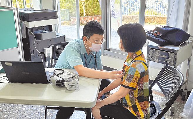 臺大云林分院罕见疾病中心主任杨丰荣（左）2日首次上海拔1000公尺的草岭村巡迴医疗，在草岭游客中心看诊。（云林县卫生局提供／周丽兰云林传真）