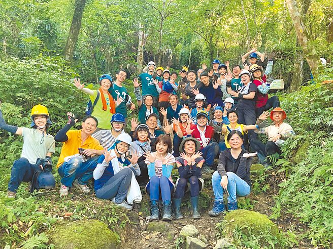 林业及自然保育署台东分署与台东社区大学及台湾千里步道协会合作开办「步道学入门课」，近40名学员前往都兰山步道发挥所学，完成横向排水、砌石及土木阶梯。（林业及自然保育署台东分署提供／萧嘉蕙台东传真）
