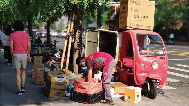 大陸上半年快遞業務量已破800億件，時間比去年提前59天。（吳泓勳攝）