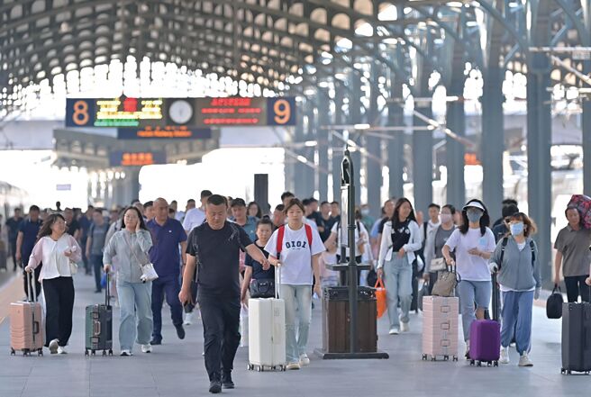 暑假開跑，大陸全國鐵路預計發送旅客8.6億人次，日均發送旅客1387萬人次。（新華社）