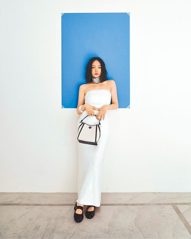 林映唯在社群分享穿上Tory Burch 2024早秋系列白色洋装，下身的拖曳裙襬再加上点缀于裙子上的粼粼亮片，让网友大讚「好像美人鱼。」（Tory Burch提供）