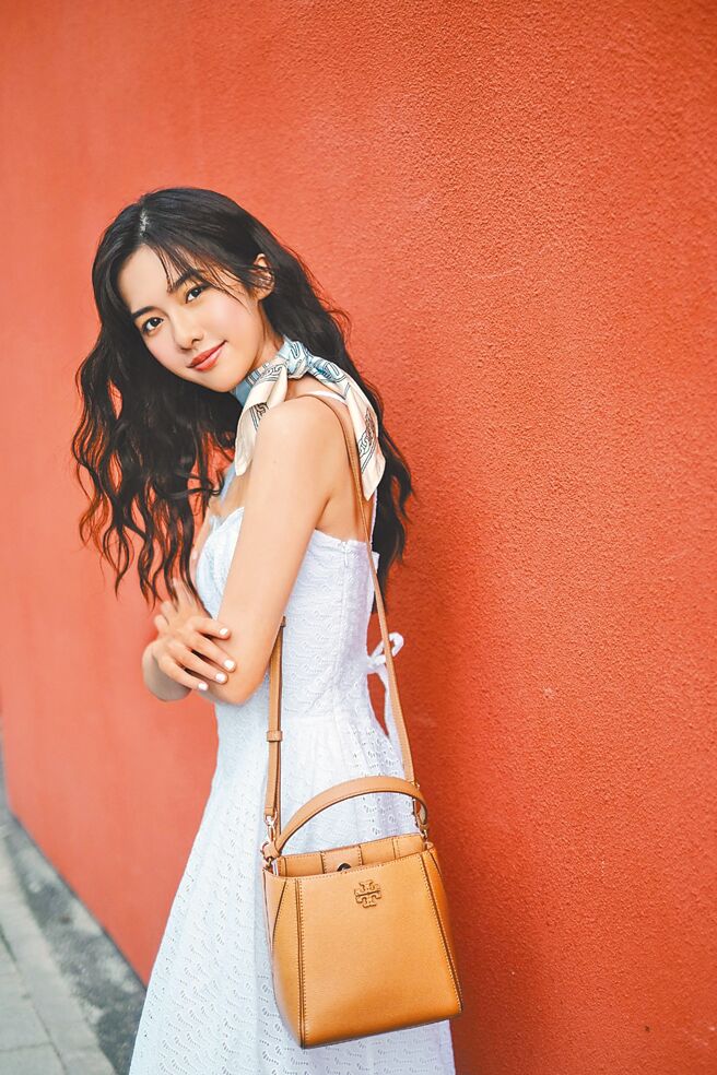 何思静抢先穿上Tory Burch 2024早秋系列服装。（Tory Burch提供）