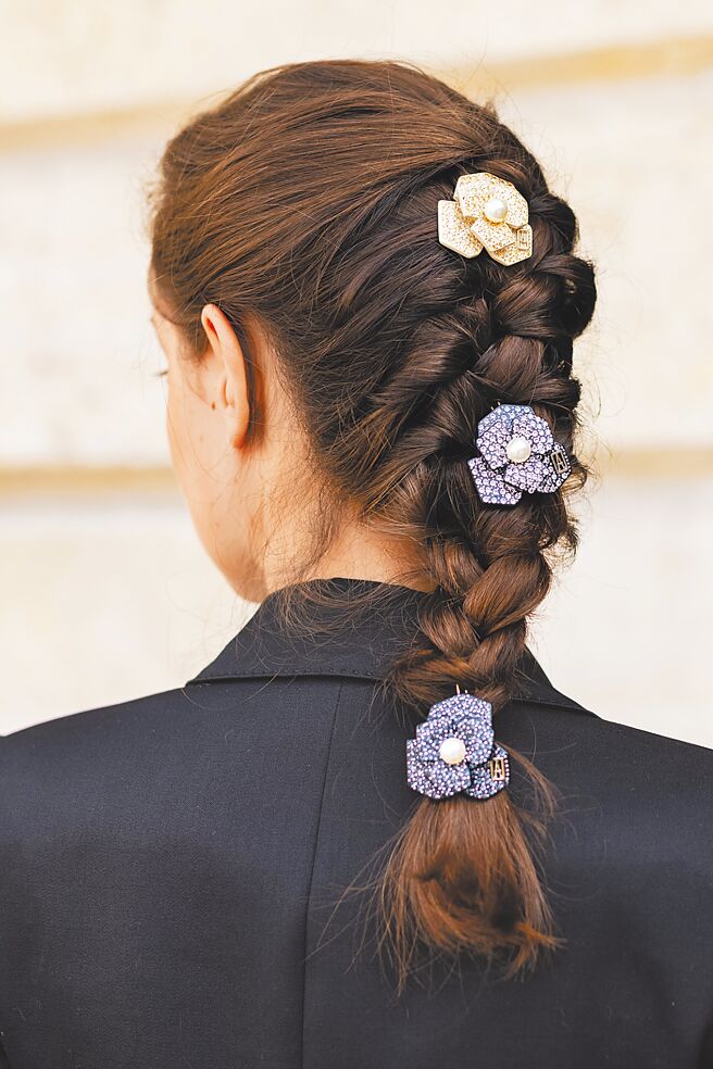 BELLAVITA的Alexandre de Paris巴黎风华晶灿山茶花豆扣夹，1万6800元。（BELLAVITA提供）