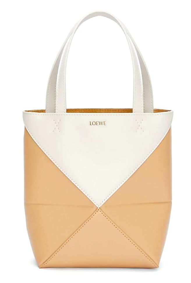 微风精品线上LOEWE Puzzle Fold双色亮面小牛皮迷你托特包，推荐价5万9000元。（微风提供）