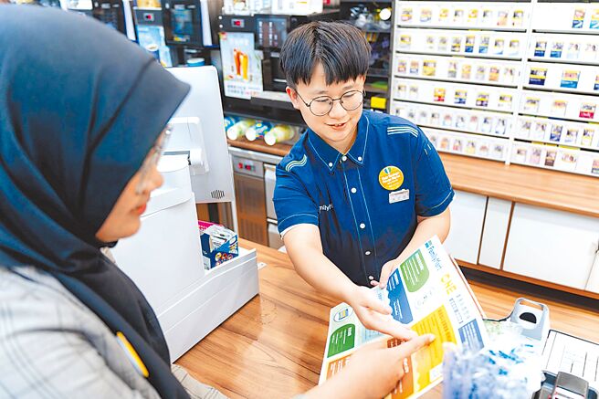 全家與One-Forty共同開發的東南亞語系「溝通友善墊板」，已於全國逾4200家店舖上線。（吳松翰攝）