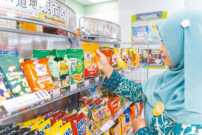 全家「東南亞商品專區」規畫近百款東南亞進口商品供移民工選購，未來也將持續開發新品傳遞家鄉味。（吳松翰攝）