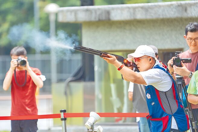 國訓中心2日舉行備戰奧運培訓隊媒體日，中華隊男子定向飛靶選手李孟遠投入練習。（杜宜諳攝）