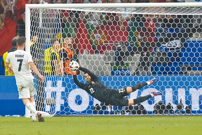 葡萄牙門神狄歐戈柯斯塔（右）在PK戰連續撲出斯洛維尼亞3球。（美聯社）