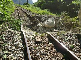 台鐵東正線最快明日搶通 出動怪手擊碎150噸巨石 