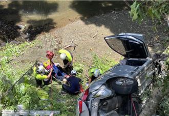 新竹「長輩團」拜拜返家   整車墜落10米深邊坡奇蹟無礙