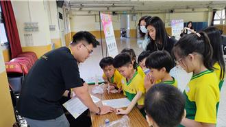 高雄大學生到基隆當學伴 與小學子互相交流說英語