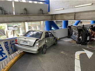 驚悚！7旬翁開離新竹巨城停車塔    失控下衝翻覆輕傷