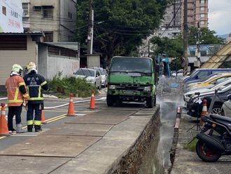 注意！新店水沟工程挖破瓦斯管　消防封路警戒防气爆