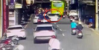 影》基隆街头行车纠纷　气不过！马3狠撞BMW