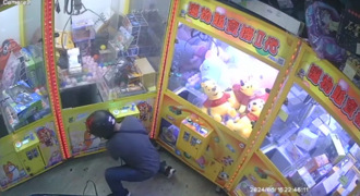 娃娃机店接连遭破坏行窃 业者惊慌报警逮34岁嫌