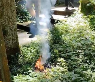 「金毋湯」阿伯溪頭拜山神　神木步道旁燒金紙遭送辦！