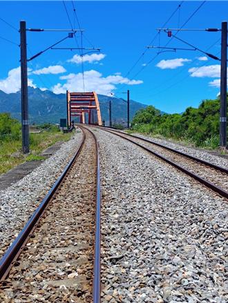 不只落石釀災！台鐵玉里鋼軌「挫曲」 火車降速行駛
